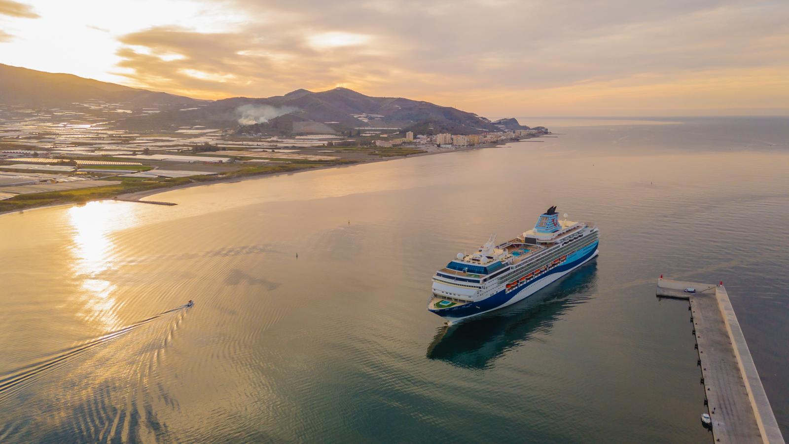 Atraca en el Puerto de Motril el crucero Marella Explorer, el séptimo de los - Noticia Puerto de Motril